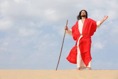 Yüce İsa çölde sopayla yürüyor. Metin için boşluk