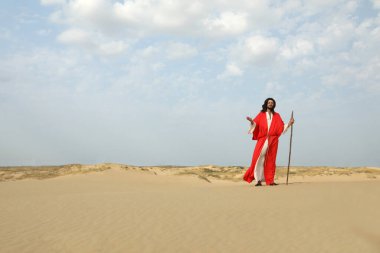 Yüce İsa çölde sopayla yürüyor. Metin için boşluk