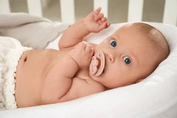 Cute Little Baby Smoczka Leżącego Łóżeczku — Zdjęcie stockowe