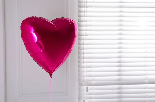 Feestelijke Hartvormige Ballon Lichtkamer Ruimte Voor Tekst — Stockfoto