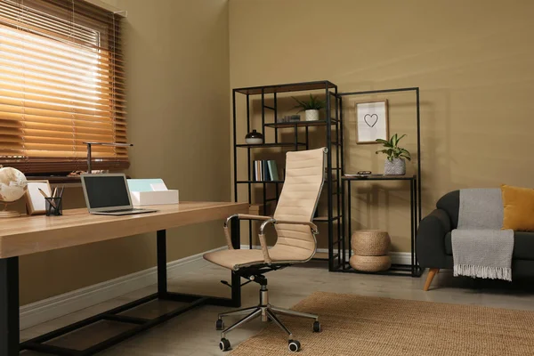 Cómodo Lugar Trabajo Con Ordenador Portátil Mesa Madera Habitación Diseño — Foto de Stock