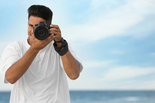 摄影师在海上用专业相机拍照 — 图库照片