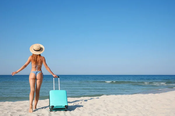 Mujer Bikini Con Maleta Playa Arena Cerca Del Mar Vista — Foto de Stock