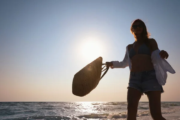 Kobieta Torbą Plażową Spacerującą Słonecznym Wybrzeżu — Zdjęcie stockowe