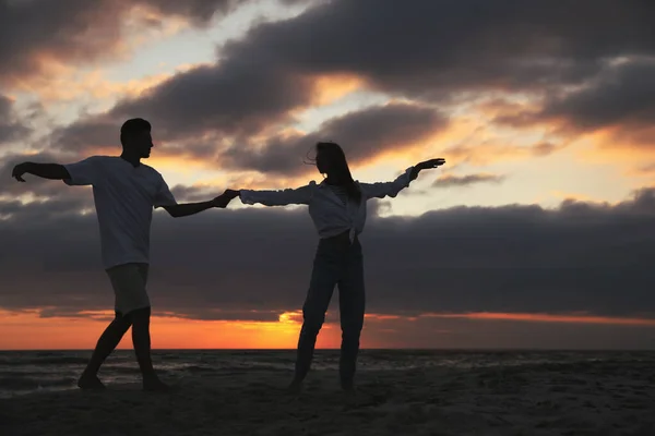 Gelukkig Paar Dansen Strand Bij Zonsondergang — Stockfoto