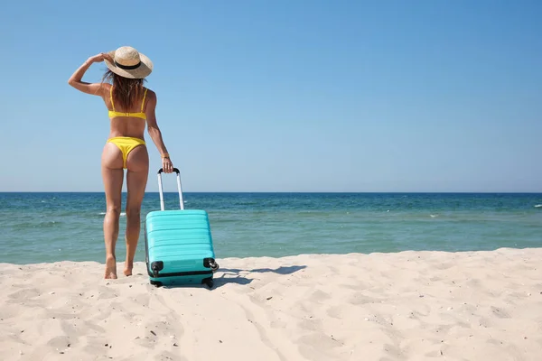 Mujer Bikini Con Maleta Playa Arena Cerca Del Mar Vista — Foto de Stock