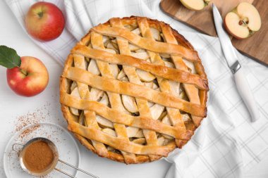 Lezzetli geleneksel elmalı turta beyaz masada, düz yerde.