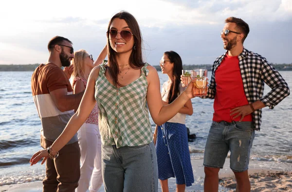 Mulher Com Amigos Divertindo Perto Rio Festa Verão — Fotografia de Stock