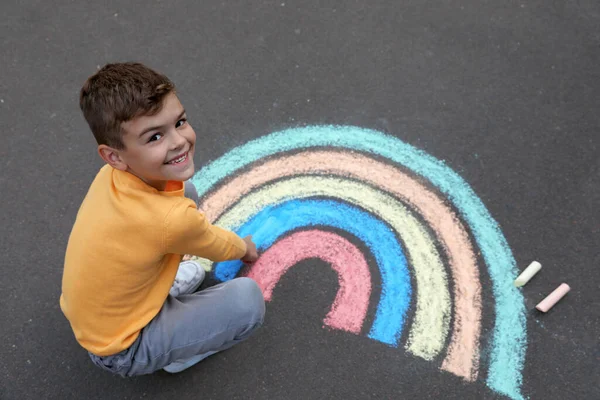 Glückliches Kind Zeichnet Regenbogen Mit Kreide Auf Asphalt Oben Ansicht — Stockfoto