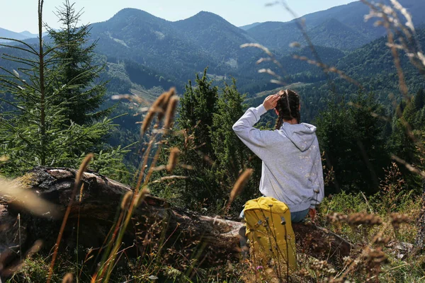 Turista Disfrutando Paisaje Montaña Cerca Mochila Aire Libre Día Soleado — Foto de Stock