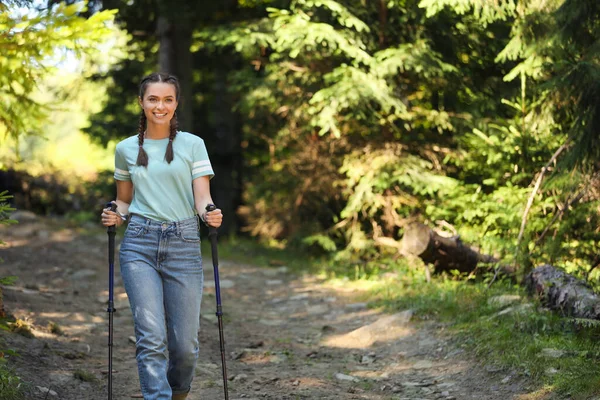 Femme Avec Bâtons Trekking Randonnée Forêt — Photo