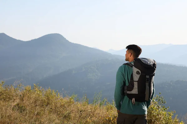 Tourist Backpack Mountains Sunny Day Back View Space Text — Stock Photo, Image