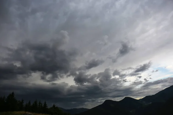 Vista Pitoresca Céu Nublado Sobre Majestosa Paisagem Montanhosa — Fotografia de Stock
