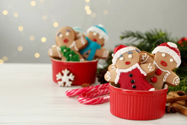 Lahodné Domácí Vánoční Cukroví Bílém Dřevěném Stole Proti Rozmazaným Slavnostním — Stock fotografie