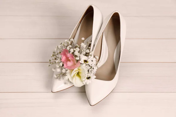 Zapatos Mujer Con Hermosas Flores Sobre Fondo Madera Beige — Foto de Stock
