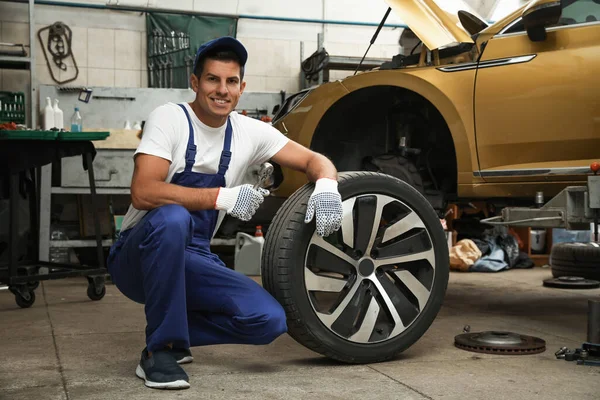 Retrato Mecánico Profesional Con Rueda Coche Taller Reparación Automóviles — Foto de Stock