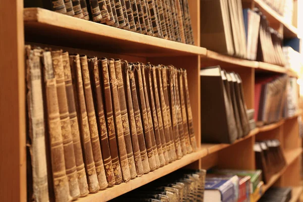 Sammlung Alter Bücher Den Regalen Der Bibliothek — Stockfoto