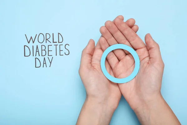 Mulher Segurando Círculo Papel Azul Perto Texto Dia Mundial Diabetes — Fotografia de Stock