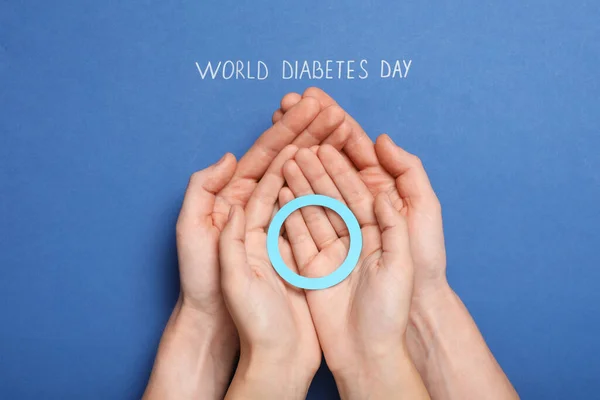 Pessoas Segurando Círculo Papel Azul Perto Texto Dia Mundial Diabetes — Fotografia de Stock