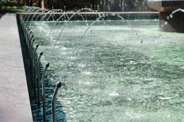 Güneşli bir günde güzel bir çeşme manzarası