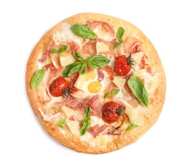 Prosciutto, ananas, ızgara domates ve beyaza izole edilmiş yumurta içeren Pita pizzası.