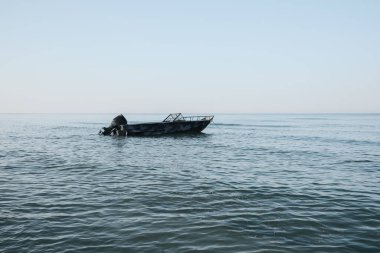 Güneşli bir günde denizde motorlu tekne