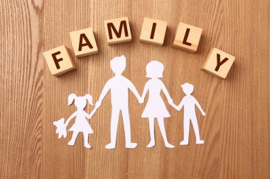 Kağıt kesim ve kelime Aile ahşap küplerden yapılmış Masada harfler, düz yatıyordu