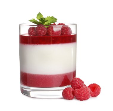 Meyve soslu lezzetli panna cotta ve beyaz üzerine izole edilmiş taze ahududu.