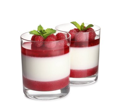 Ahududu soslu lezzetli panna cotta ve beyaz arka planda taze böğürtlen.