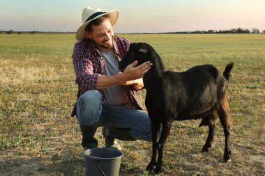 Çiftlikte keçili bir adam. Hayvancılık.
