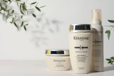 MYKOLAIV, UKRAINE - Eylül 07, 2021: Kerastase saç bakım kozmetik ürünleri seti beyaz ahşap masa üzerinde. Metin için boşluk