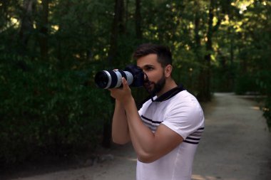 Kameralı yakışıklı adam doğada biraz zaman harcıyor.