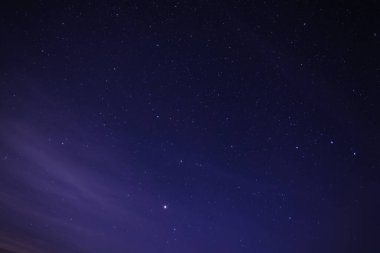Yıldızlı güzel gece gökyüzünün resimli görüntüsü