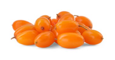 Taze olgun deniz dikenli üzümler beyaz arka planda