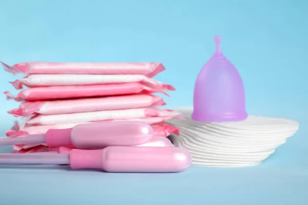 Menstruationspads Och Andra Hygienprodukter Ljusblå Bakgrund Närbild — Stockfoto