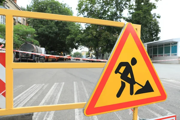 Barricada Con Señal Construcción Carreteras Calle Ciudad Primer Plano Trabajos — Foto de Stock