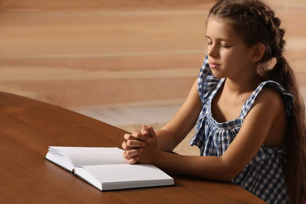 Söt Liten Flicka Ber Över Bibeln Vid Bordet Rummet — Stockfoto