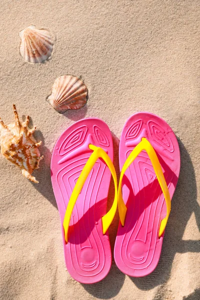 Elegantes Chanclas Conchas Mar Playa Planas — Foto de Stock