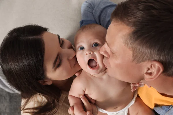 Lycklig Familj Med Sitt Söta Barn Inomhus Ovan Utsikt — Stockfoto