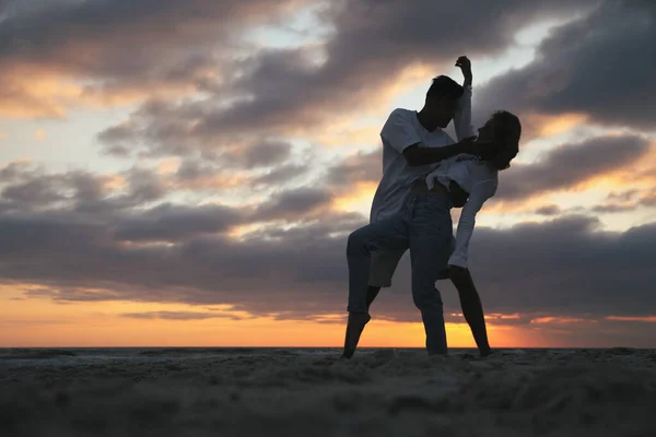 Gelukkig Paar Dansen Strand Bij Zonsondergang — Stockfoto