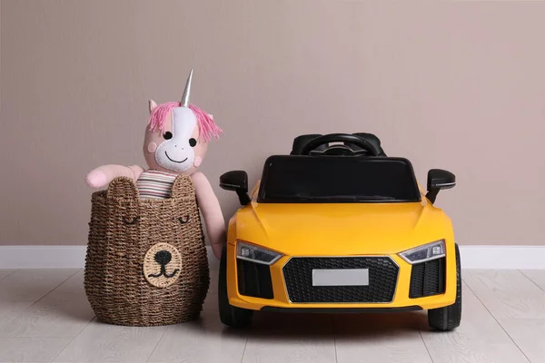 베이지 바구니에 장난감 유니콘을 아이의 자동차 — 스톡 사진