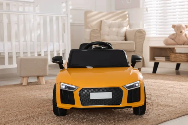 Evde Sarı Bir Araba Var Çocuk Oyuncağı — Stok fotoğraf