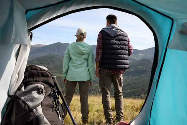 Coppia Montagna Nella Giornata Sole Vista Dalla Tenda Campeggio — Foto Stock