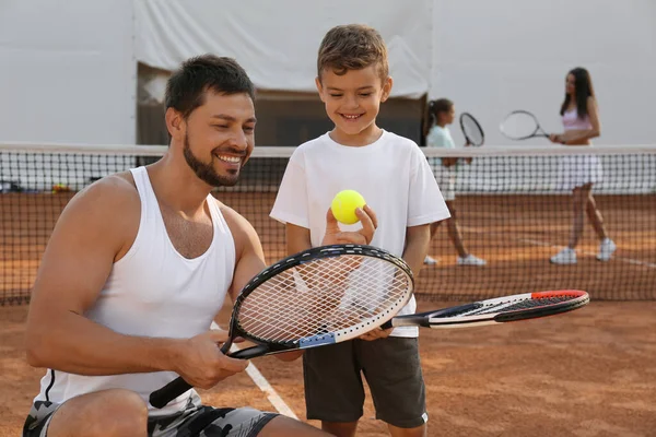 Padre Insegna Figlio Giocare Tennis Sul Campo — Foto Stock