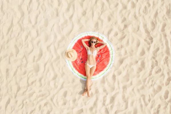 Mujer Tomando Sol Toalla Playa Redonda Costa Arena Vista Aérea — Foto de Stock