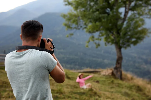 Fotografo Professionista Che Fotografa Una Donna Montagna Vista Posteriore — Foto Stock