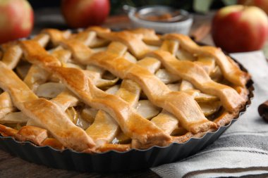 Ahşap masada lezzetli geleneksel elmalı turta, yakın plan.