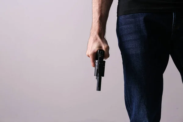 Fegyveres Férfi Szürke Háttérrel Közelről Szöveg Helye — Stock Fotó