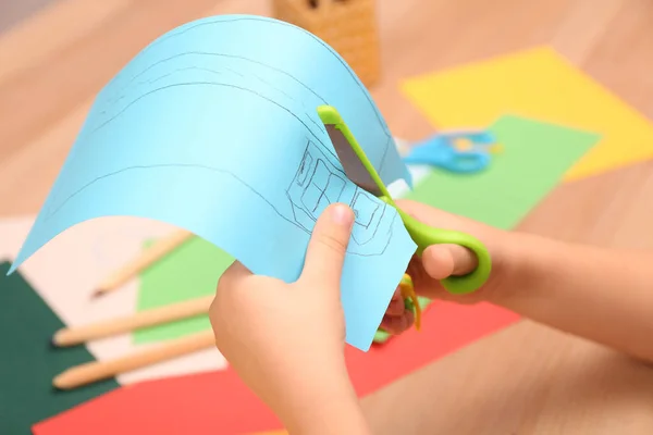 Pequeno Menino Cortando Papel Colorido Com Tesoura Mesa Dentro Casa — Fotografia de Stock