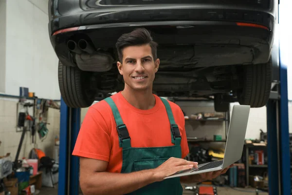 Mechanica Met Laptop Voor Auto Kenmerkend Bij Automobiel Reparatiewerkplaats — Stockfoto